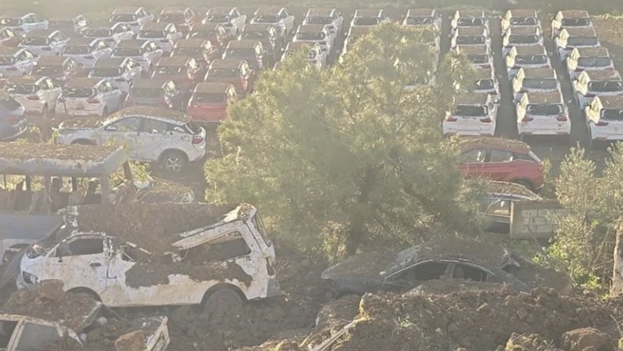 غارة المنصورية… استهداف ساحة سيارات وأضرار كبيرة