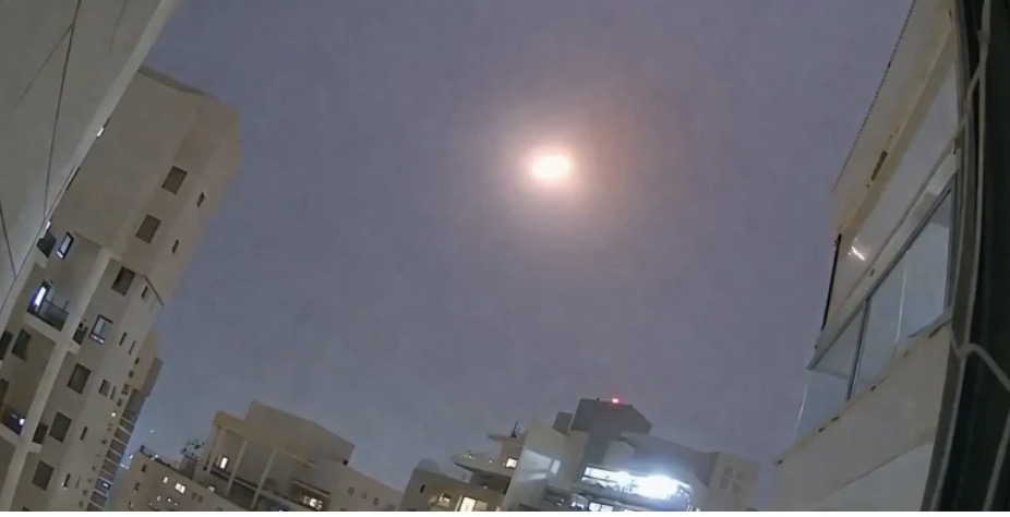 تل أبيب الكبرى تستنفر… سقوط صاروخ ورأس عنقودي يثير القلق (فيديو)