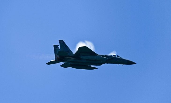 لوموند: الجيش الأمريكي في مأزق.. إسقاط مقاتلة في إيران وإقالات داخل القيادة العسكرية