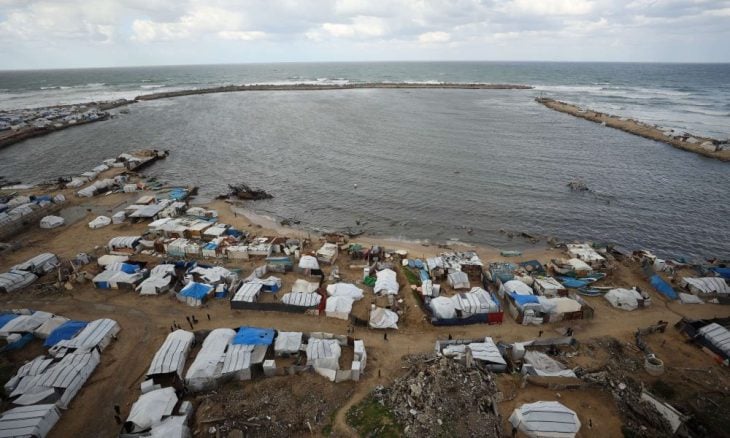 طلبة غزيون يقدمون امتحاناتهم على شاطئ البحر بعد تدمير المدارس والجامعات- (شاهد)