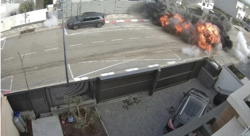 صاروخ من دون إنذار… انفجار في كريات شمونة يوثّق لحظة الإصابة المباشرة