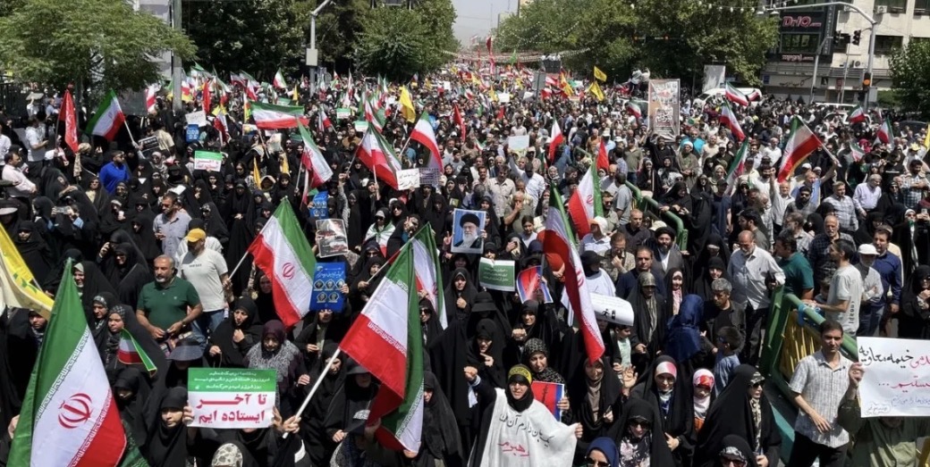 طهران تتحدى وترامب يهدد بالنفط… هدنة تسقط ومواجهة تقترب