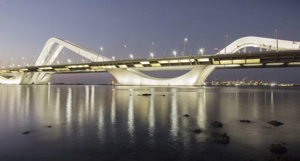 تحذير إيراني غير مسبوق: تهديد بقصف جسور ومنشآت في الخليج (صور)