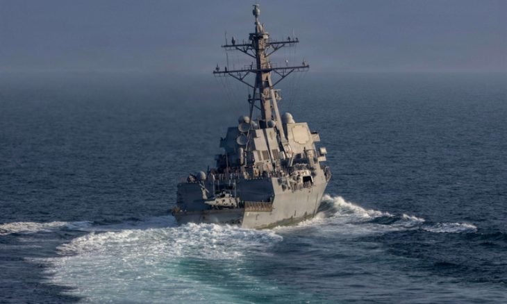 الحرس الثوري الإيراني يمنع سفينة حربية أمريكية من دخول مضيق هرمز- (شاهد)