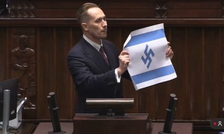 نائب بولندي يهاجم إسرائيل في البرلمان ويستخدم رمزا نازيا يثير جدلا واسعا- (فيديو)