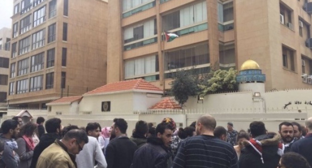 أُسر  الشهداء الفلسطينيون  يدعون لاعتصام في بيروت احتجاجاً على انقطاع الرواتب منذ 8 أشهر