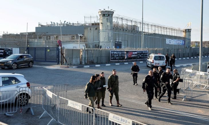إسرائيل تفرج عن 12 فلسطينيا اعتقلوا من قطاع غزة بعد السابع من أوكتوبر