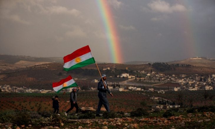 سوريون أكراد يتدفقون إلى مراكز تسجيل حكومية طلبا لجنسية حرموا منها لعقود