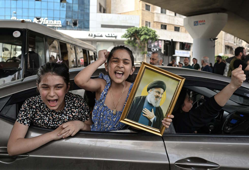 لبنان.. عشرات آلاف النازحين يعودون إلى الجنوب وضاحية بيروت