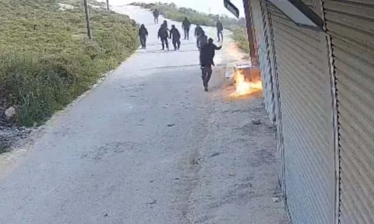 الضفة.. مستوطنون يحرقون مركبة ويهاجمون منازل جنوب نابلس- (فيديو)