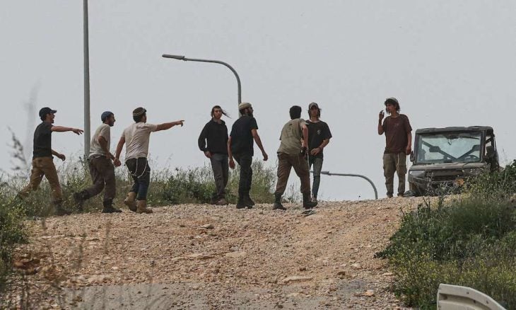 الضفة الغربية المحتلة.. مستوطنون يعتدون على مسنة فلسطينية وجنود ينكلون بطفلين- (فيديو)