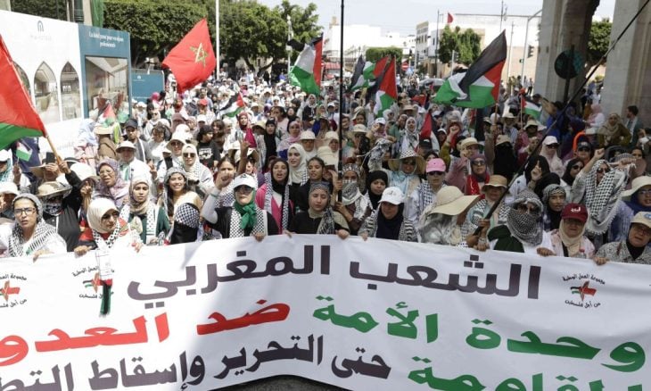 المغرب: عشرات الآلاف يخرجون في مسيرة حاشدة منددين بقانون الإعدام ومطالبين بإنهاء التطبيع مع إسرائيل- (فيديو وصور)