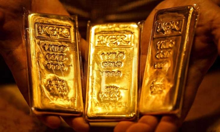 الذهب يتراجع وسط ارتفاع الدولار مع تجدد التوتر بين أمريكا وإيران