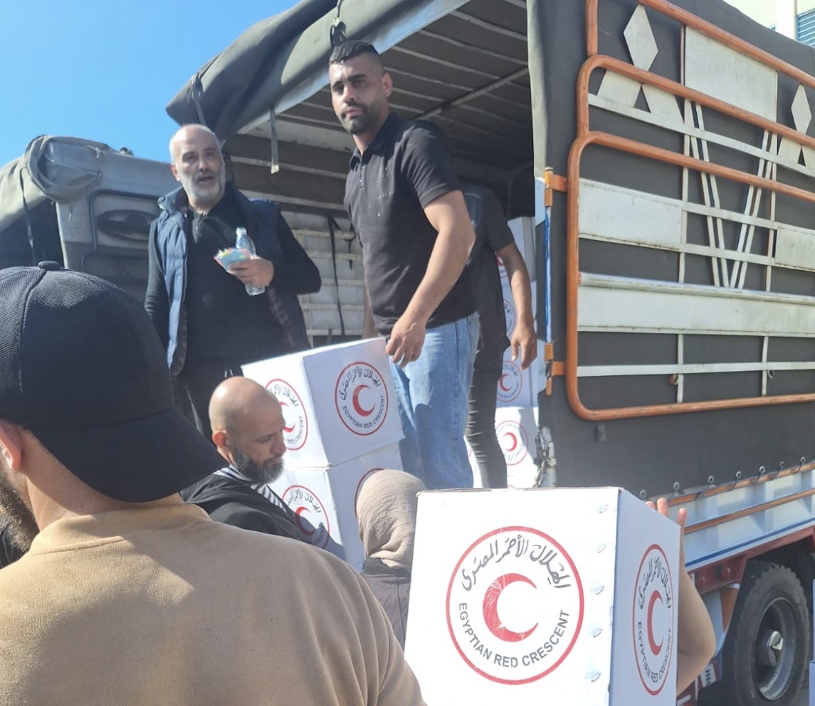 اللجنة الشعبية لمخيم نهرالبارد  توزع مساعدات للأخوة النازحين .