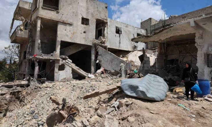 جيش الاحتلال يواصل حرق وتفجير منازل جنوبي لبنان ويدّعي اعتراض “هدف جوي” استهدف جنوده