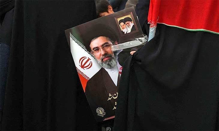 نيويورك تايمز: يحتاج لساق وعمليات تجميل.. مجتبى خامنئي يدير الأمور عن بعد وفوض القرار للحرس الثوري