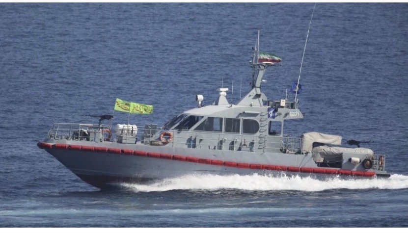 زوارق إيران السريعة… سلاح "الكرّ والفرّ" يهدد مضيق هرمز