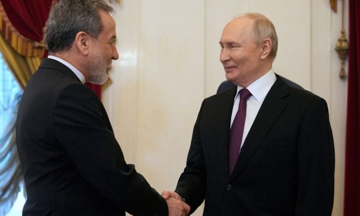 عراقجي يلتقي بوتين في سان بطرسبرغ.. مقترح إيراني جديد لفتح مضيق هرمز وتأجيل البحث في البرنامج النووي