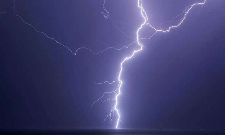 عواصف عنيفة تضرب تكساس وتخلف أضرارا واسعة وإصابات في عدة مناطق