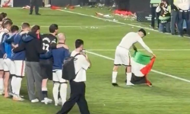 لاعب مغربي يحتفل مع جماهير فريقه الإسباني بالعلم الفلسطيني- (شاهد)