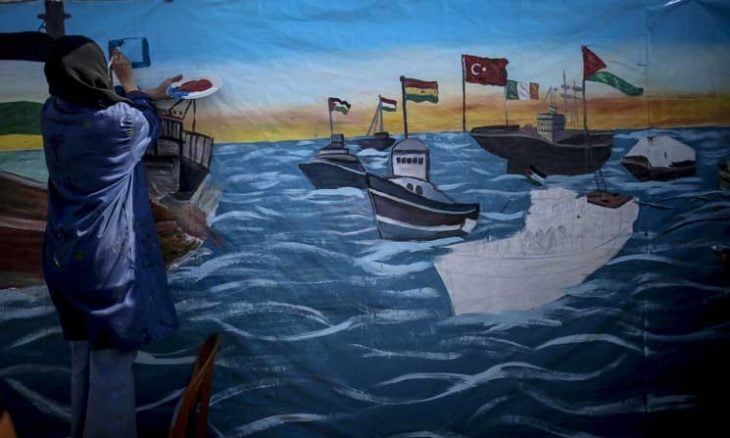 على رصيف ميناء غزة.. جدارية فنية تخلد “أسطول الصمود”- (صور)