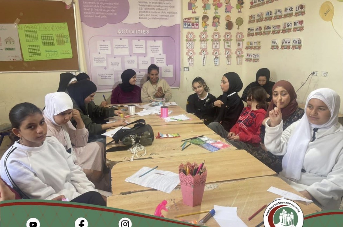 محاضرة  للإخصائية  النفسية في جمعية نواة- مركز مخيم نهر البارد بتنفيذ  نشاط حول "أثر التنمّر" بطريقة تفاعلية ورمزية،