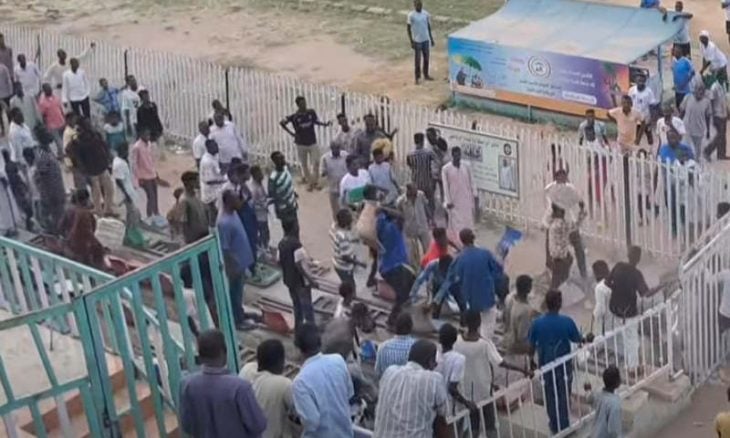 شاهد.. اشتباكات عنيفة بين الجمهور في ملعب رياضي بالسودان