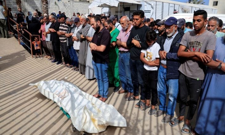 مشهد مؤثر لطفل غزي يودع والده الشهيد