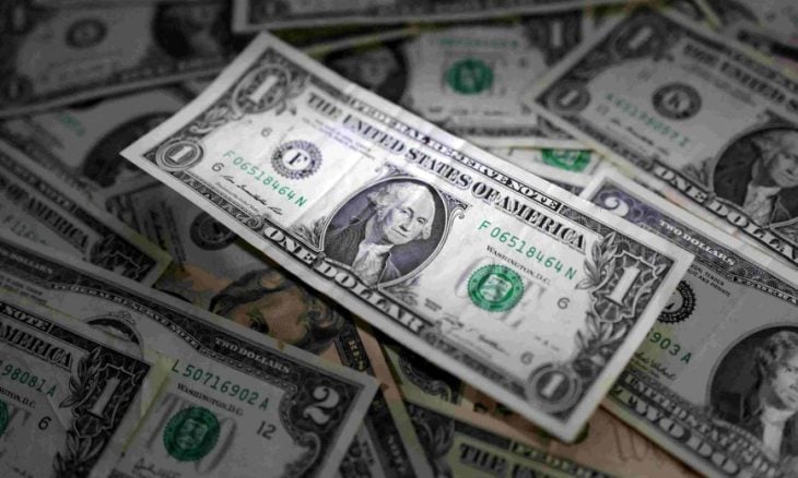الدولار يرتفع مع تصاعد التوتر بين أمريكا وإيران والين يستقر وسط احتمالات التدخل