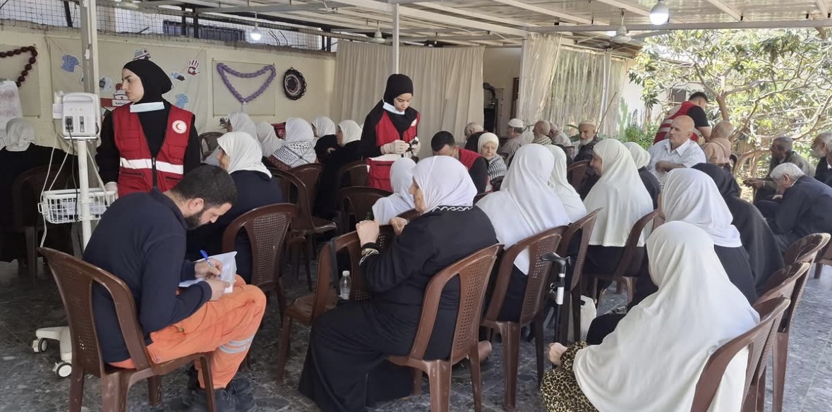 جمعية الهلال الأحمر الفلسطيني و الصليب الأحمر يقيمان جلسة حوارية مع كبار السن، في نهر البارد