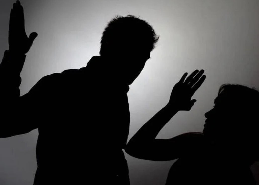 قاضٍ يعتدي بالضرب على زوجته المحامية