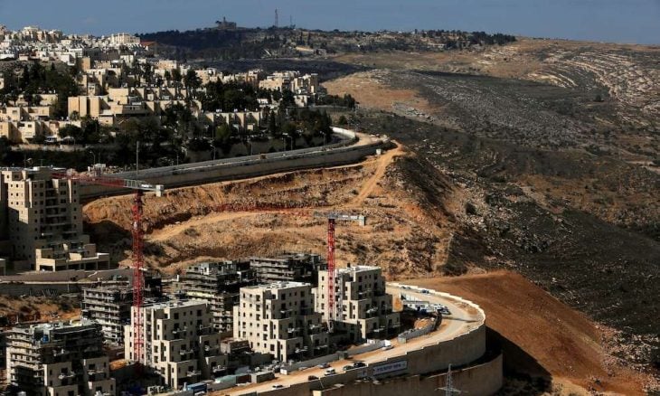 جرافات إسرائيلية تهدم نحو 50 محلا تجاريا فلسطينيا قبيل مشروع طريق مرتبط بالمستوطنات- (فيديو)