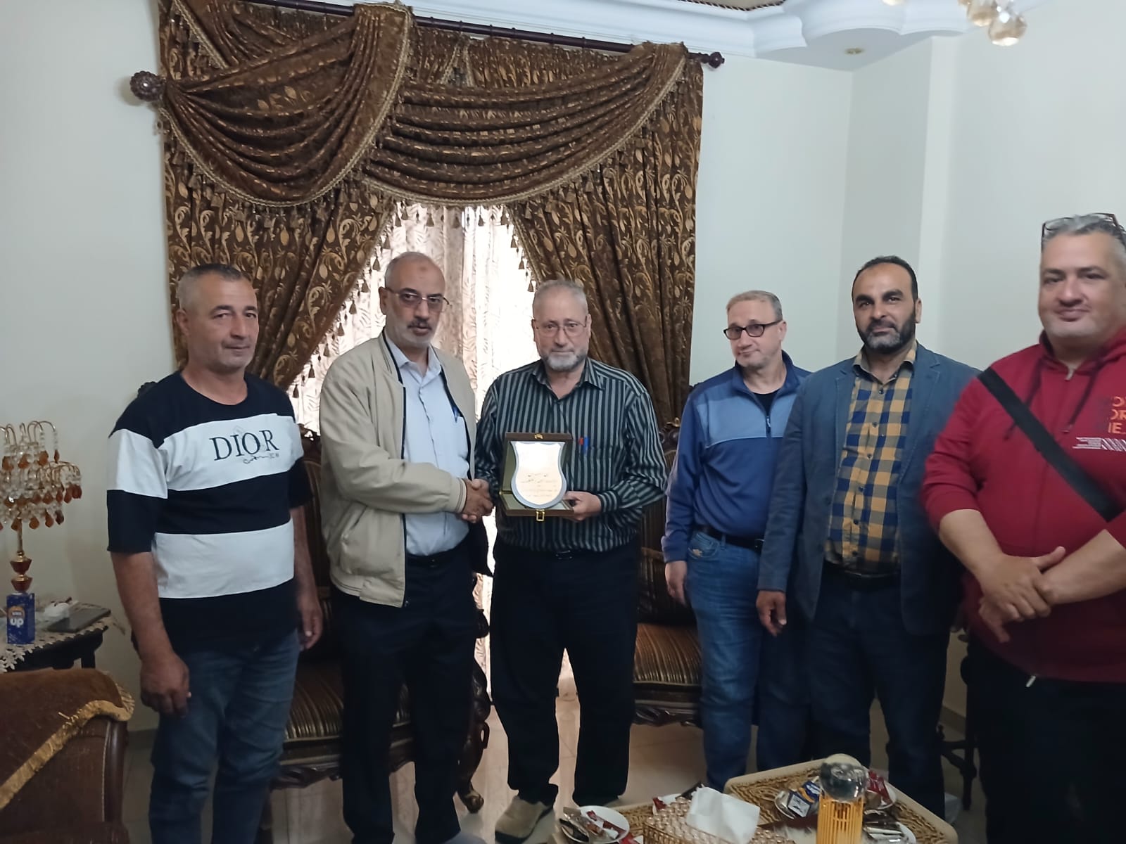 درعًا تكريميًا للمهندس أحمد الخطيب تقديرا لجهوده الهندسية في بناء مسجد العودة