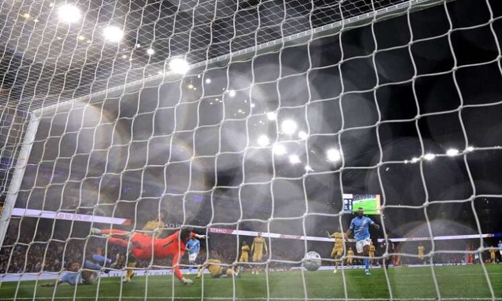 مانشستر سيتي يحافظ على حظوظه في لقب الدوري الإنكليزي بثلاثية في كريستال بالاس