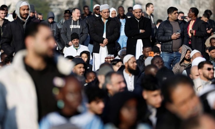 لوبارزين: مخاطر “إرهابية”.. قلق لدى المسلمين بفرنسا عشية عيد الأضحى