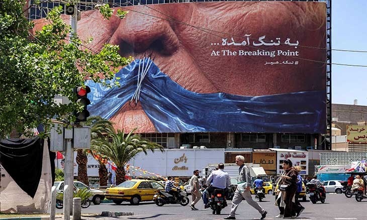 دخان اشتباكات مضيق هرمز يظلّل المفاوضات… وخامنئي: لن تبقى قواعد أمريكية في المنطقة