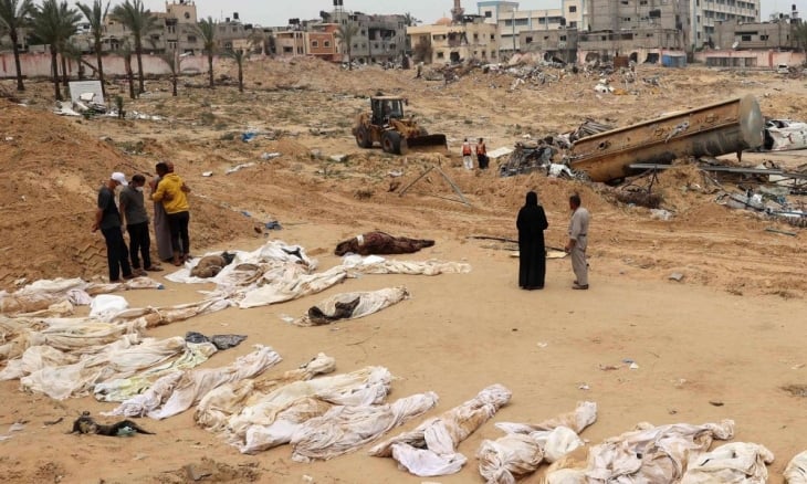 فلسطينيون يحاولون التعرف على جثث شهداء اكتشفت في مقبرة جماعية في خان يونس- (شاهد)