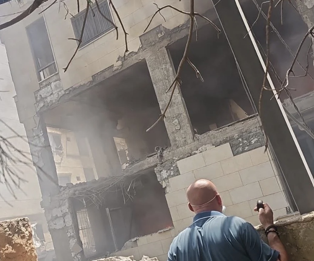 ضربة عند أبواب بيروت... اليكم هوية المستهدف في غارة الشويفات (فيديو)