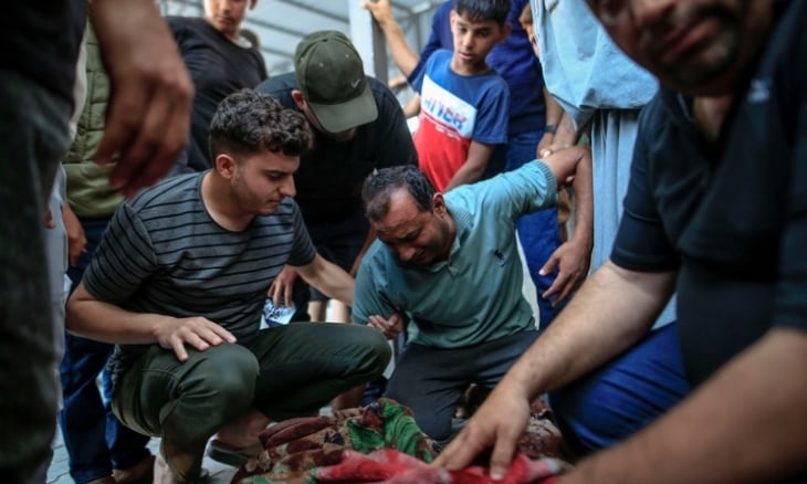شهيدان و25 إصابة بعضها بحالة خطيرة جراء قصف مروحيات الاحتلال تجمعا لمواطنين في ميناء غزة- (فيديو)