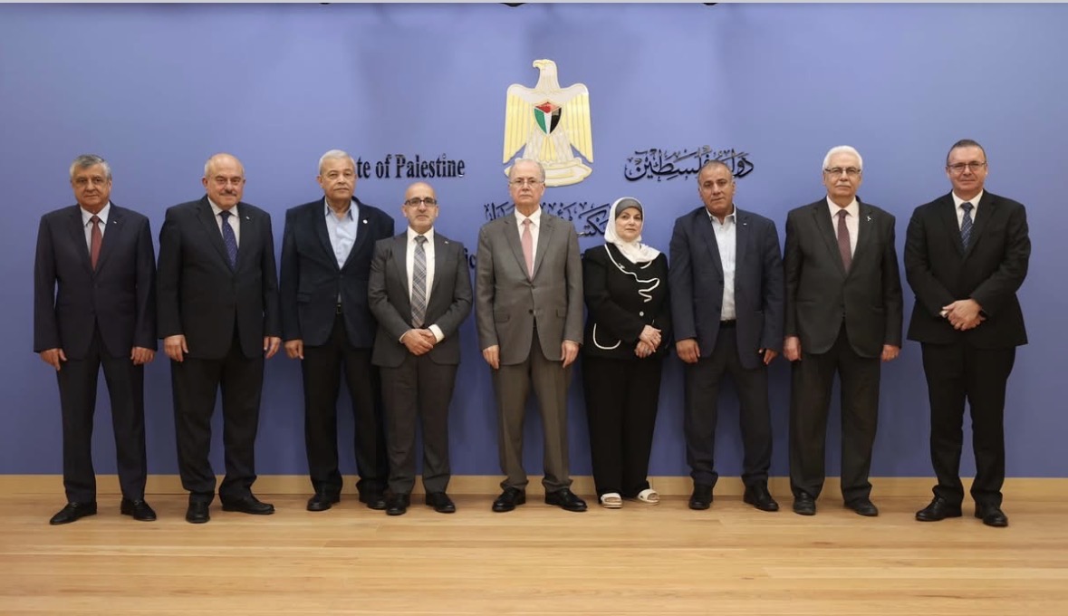 رئيس جمعية الهلال الأحمر الفلسطيني ومديرها العام يشاركان في توقيع اتفاقية لتنفيذ مشروع القواقع الإلكترونية للأطفال ذوي الإعاقة السمعية