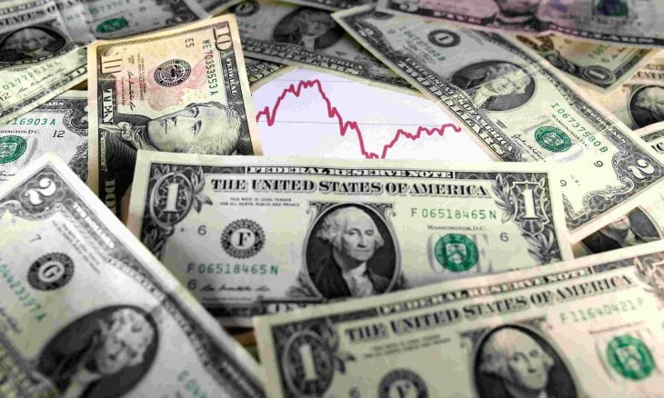 الدولار يسجل أعلى مستوى في 13 شهرا وسط رهانات رفع الفائدة