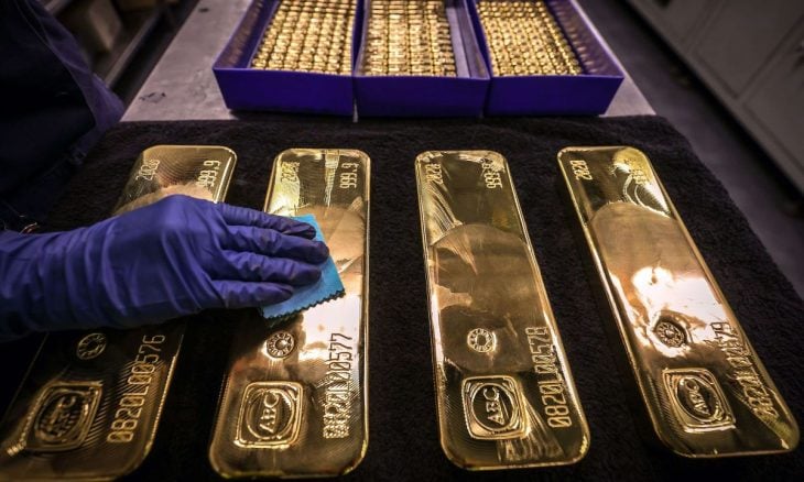 الذهب ينخفض مع انحسار آمال تراجع التضخم بفعل تصعيد الشرق الأوسط