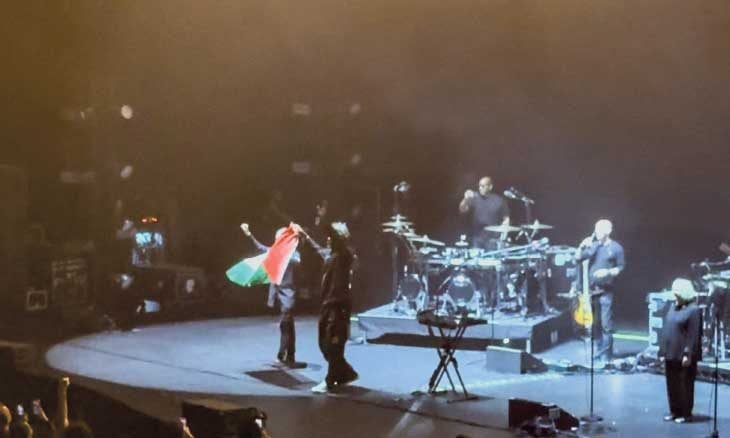 استجواب فرقة بريطانية في سنغافورة بعد رفعها العلم الفلسطيني