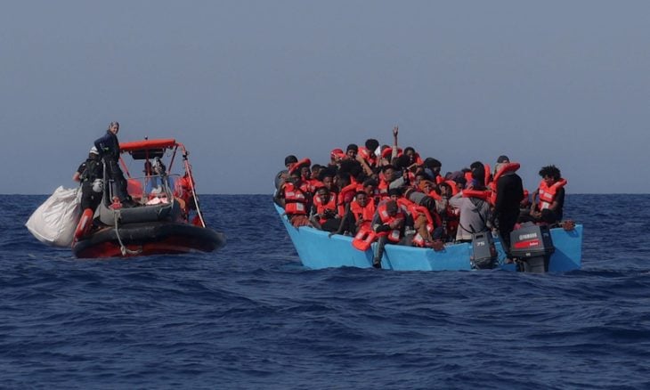 تاهوا في البحر 9 أيام.. العثور على جثمانين مصريين وإنقاذ 15 آخرين في غرق مركب هجرة قبالة سواحل ليبيا
