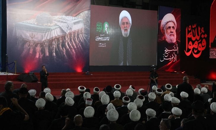 انفتاح “حزب الله” على سوريا: ضمان موقع في تسوية مقبلة أم حسابات إيرانية؟