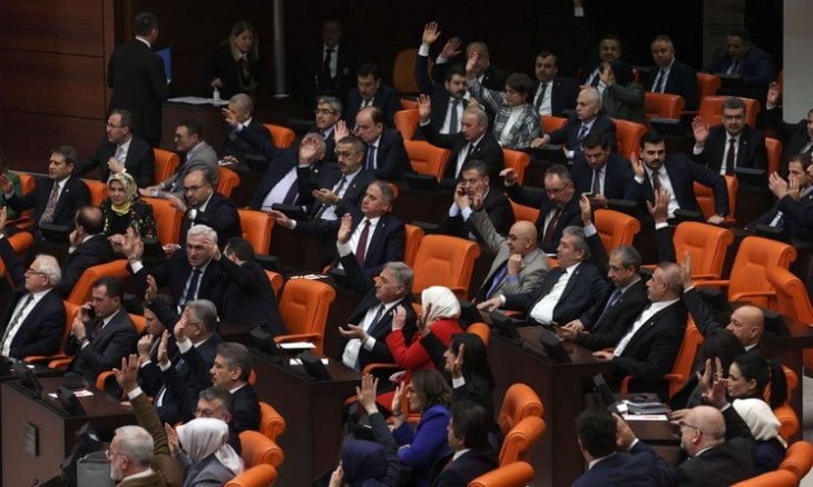 البرلمان التركي يقر قانونا تاريخيا لدفع عملية السلام مع حزب العمال الكردستاني