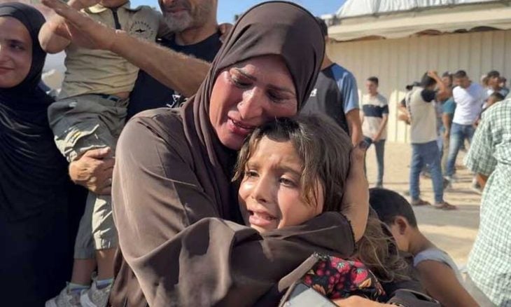 عائدون من الضفة إلى غزة يختلط عليهم الفرح والحزن- (صور)