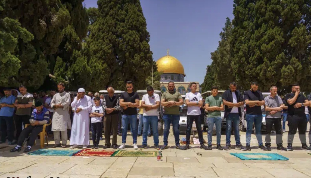 70 ألفا يؤدون الجمعة في المسجد الأقصى رغم إجراءات الاحتلال