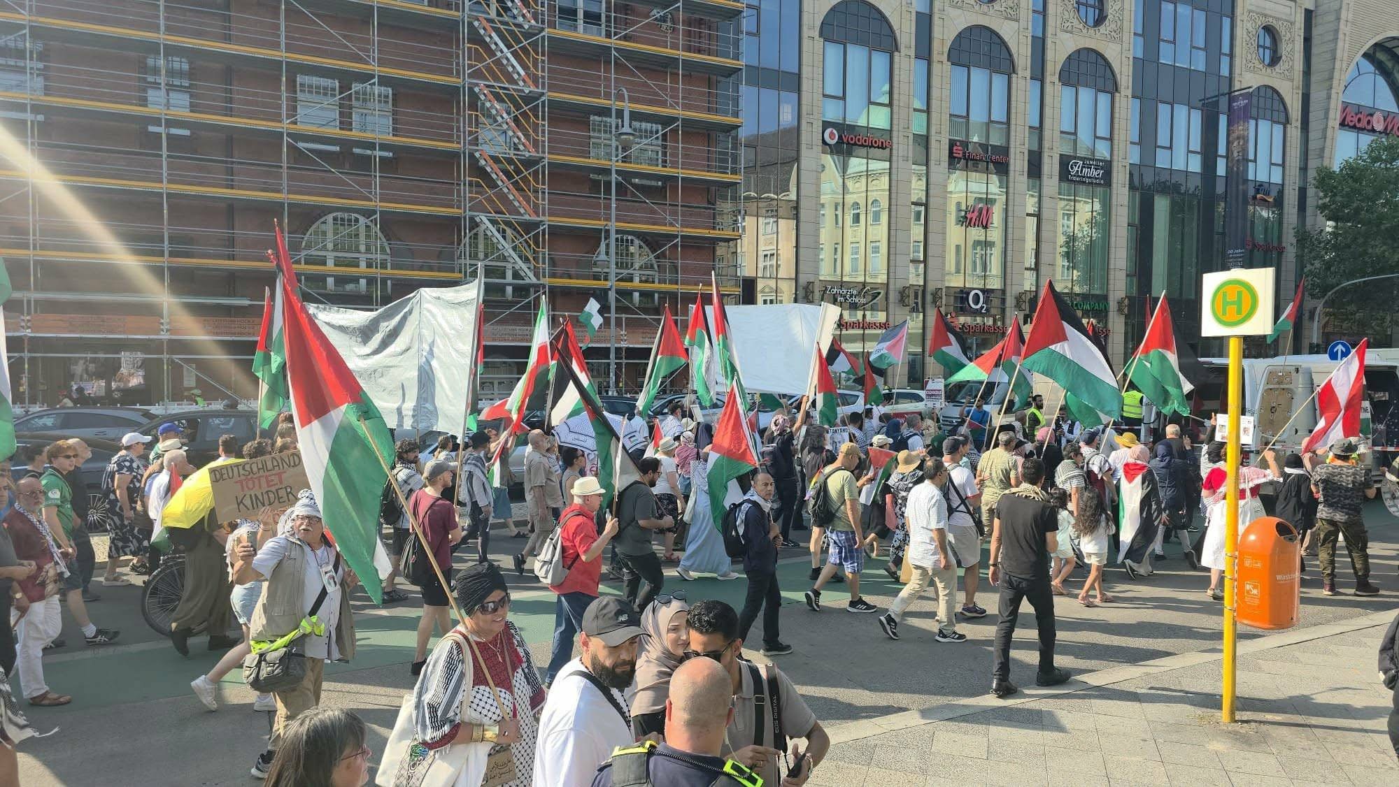 مظاهرة حاشدة في برلين دعت إليها اللجنة الوطنية الفلسطينية الموحّدة تطالب بوقف العدوان على غزة ووقف تسليح إسرائيل