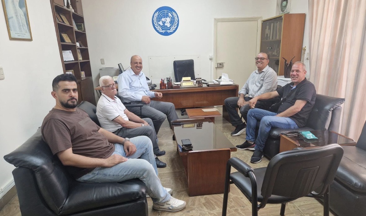 لجنة ملعب فلسطين  ( البداوي ) تطالب الأونروا بالإسراع في ترميم الملعب.